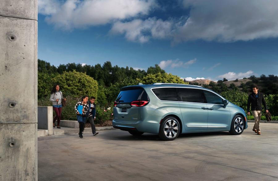  Chrysler Pacifica Hybrid Limited (RU) 2016 года  (фото 7 из 40)